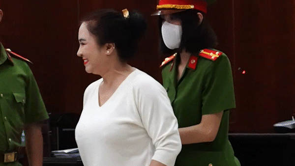 Bị cáo Nguyễn Phương Hằng tại tòa