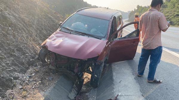 Một ô tô bị nổ lốp vào sáng 4-4 trên đường cao tốc Cam Lộ - La Sơn