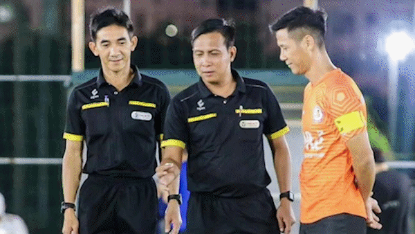 Trọng tài futsal Lê Tuấn Kiệt (áo xanh) đeo khẩu trang để che phần mặt bị phù nề vì bị cầu thủ Nguyễn Hồng Quang hành hung hồi tháng 1.