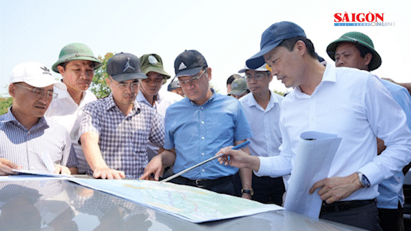 Lãnh đạo tỉnh Thừa Thiên Huế và các đơn vị liên quan khảo sát thực tế nhằm phục vụ công tác chuẩn bị đầu tư Dự án mở rộng đường cao tốc Cam Lộ - La Sơn.