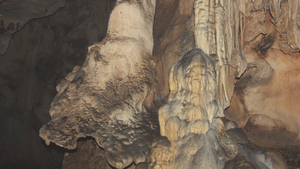Khai thác đá, phát lộ hang động với thạch nhũ kỳ ảo
