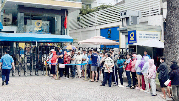 Người dân xếp hàng mua vàng tại Trụ sở chính Công ty SJC (đường Nguyễn Thị Minh Khai, quận 3, TPHCM). Ảnh: HOÀNG HÙNG