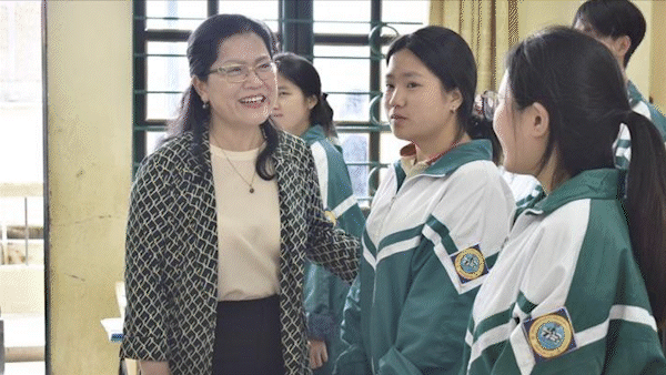 Thứ trưởng Bộ GD-ĐT Nguyễn Thị Kim Chi động viên các em học sinh tại Trường THPT số 1, thị xã Sa Pa, tỉnh Lào Cai
