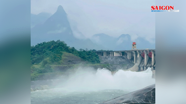 Nước lũ sông Gâm về nhiều, thủy điện Tuyên Quang mở 2 cửa xả
