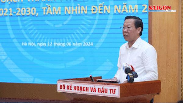 Đồng chí Phan Văn Mãi, Chủ tịch UBND TPHCM phát biểu tại hội nghị