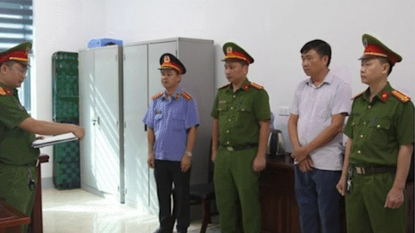 Cơ quan chức năng tống đạt quyết định khởi tố bị can đối với ông Nguyễn Trường Thi