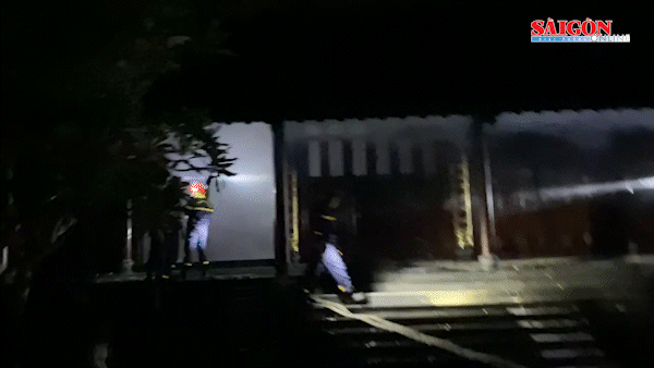 Nỗ lực khống chế đám cháy dữ dội ở chánh điện chùa Thuyền Lâm