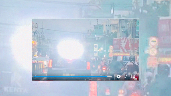 Hình ảnh xe ô tô lắp đèn “siêu sáng” đi trên đường phố TPHCM