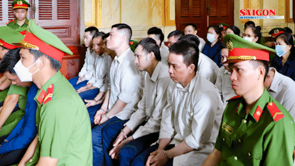 Bị cáo Nguyễn Thị Minh Phụng (ngoài cùng bên phải)