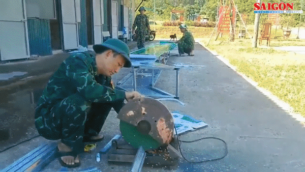 Quảng Bình: Cổng chào vùng biên thắt chặt tình quân dân