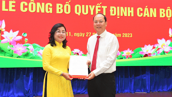 Phó Bí thư Thành ủy TPHCM Nguyễn Hồ Hải trao quyết định cho đồng chí Trần Hải Yến. Ảnh: VIỆT DŨNG