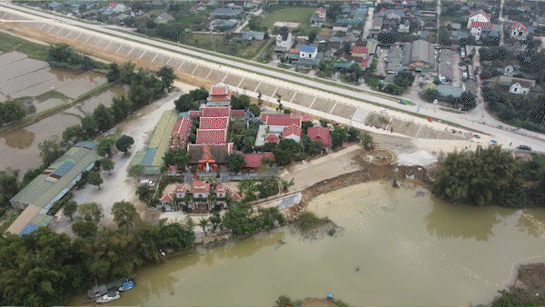 Hiện trường sạt lở bờ sông Minh (ở phường Trung Lương, thị xã Hồng Lĩnh) 