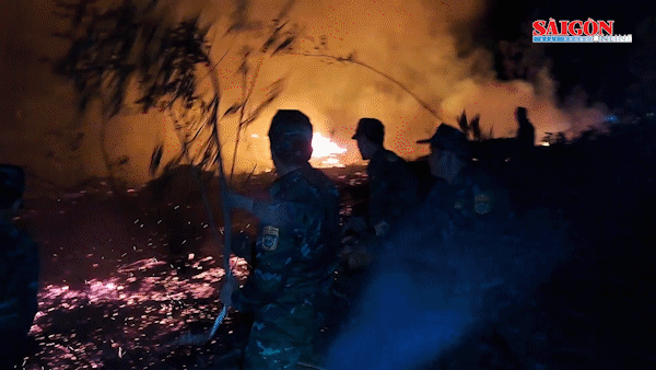 Cháy rừng dữ dội trong đêm tại thị trấn Lăng Cô