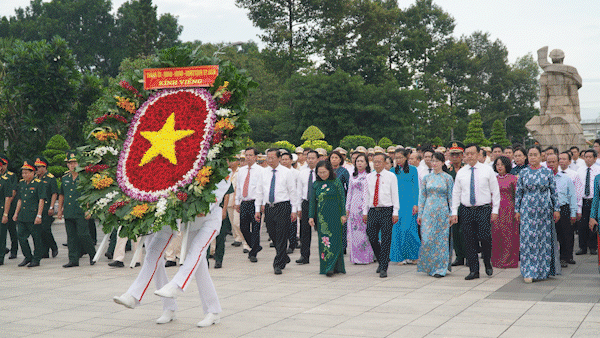 Lãnh đạo TPHCM dâng hương, dâng hoa tưởng niệm các Anh hùng liệt sĩ, sáng 27-7