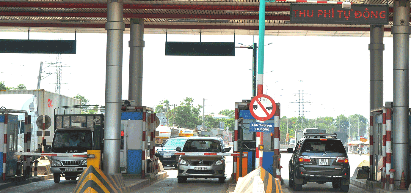 Cars crossing the automatic toll lane on Highway 51. Photo: THANH TRI