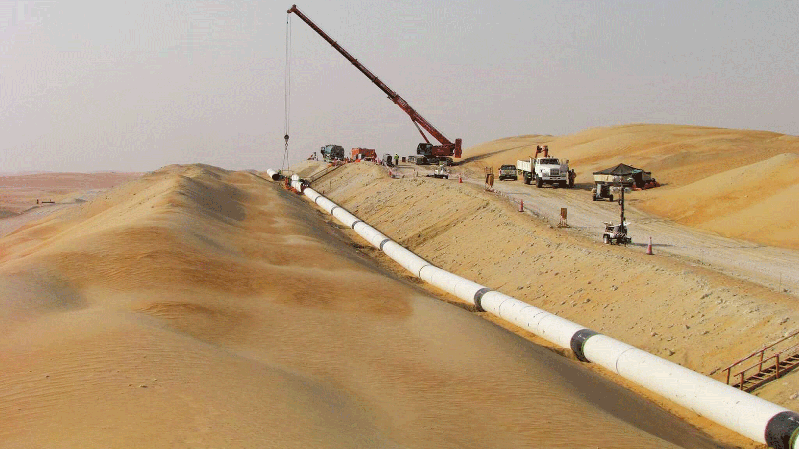 Đường ống dẫn nước nằm dưới sa mạc Liwa. Ảnh: QUARTZ