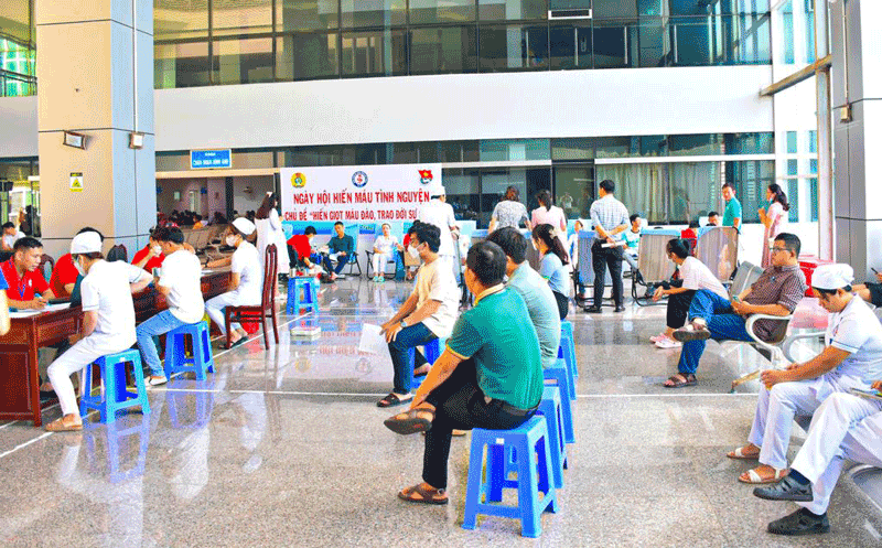 Đông đảo người dân, đội ngũ y, bác sĩ Bệnh viện Đa khoa tỉnh Sóc Trăng tham gia hiến máu