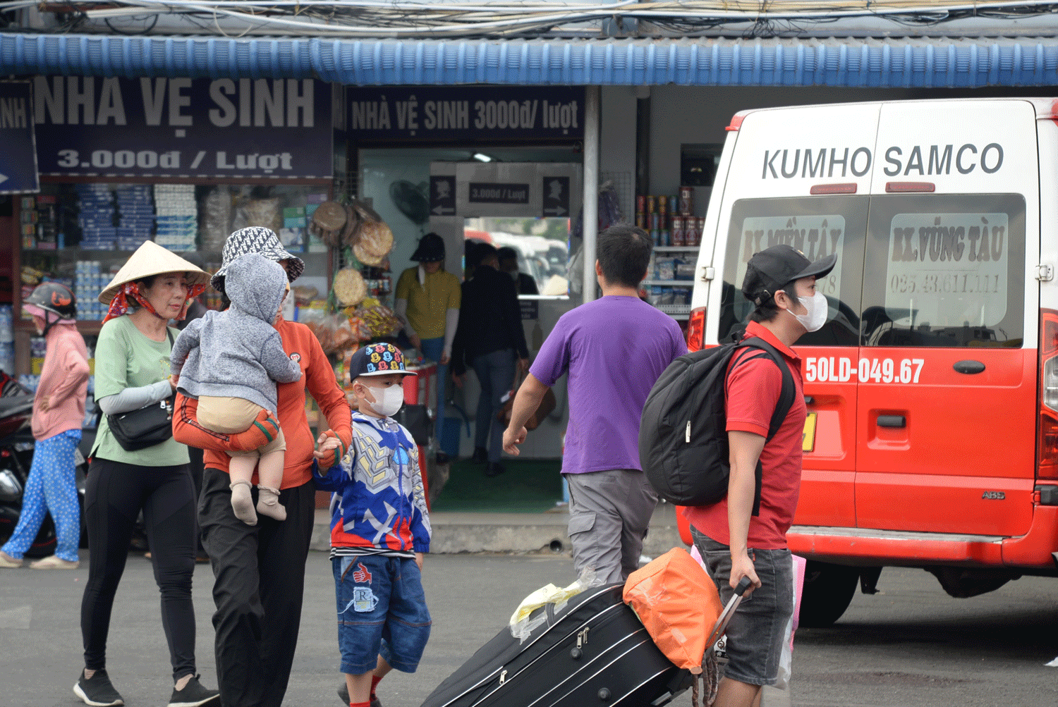 Hành khách tại Bến xe miền Tây (ảnh minh họa: Hà An)