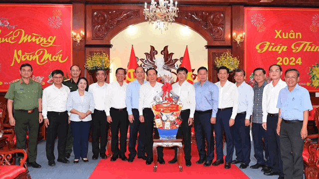 Bà con tỉnh Tây Ninh vui mừng nhận quà tết của TPHCM