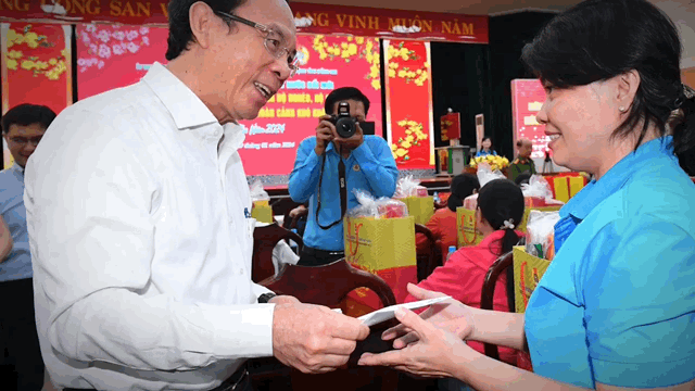 Công nhân, người lao động tỉnh Đồng Nai vui mừng nhận quà tết của lãnh đạo Đảng và Nhà nước