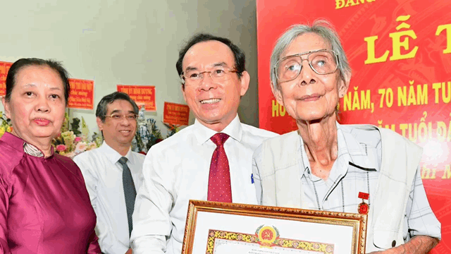 Vợ chồng nhạc sĩ Lư Nhất Vũ và nhà thơ Lê Giang cùng nhận Huy hiệu Đảng