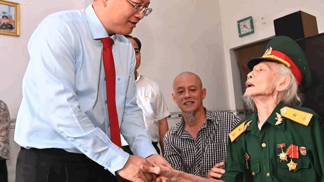 Phó Bí thư Thường trực Thành ủy TPHCM Nguyễn Hồ Hải thăm hỏi các chiến sĩ Điện Biên