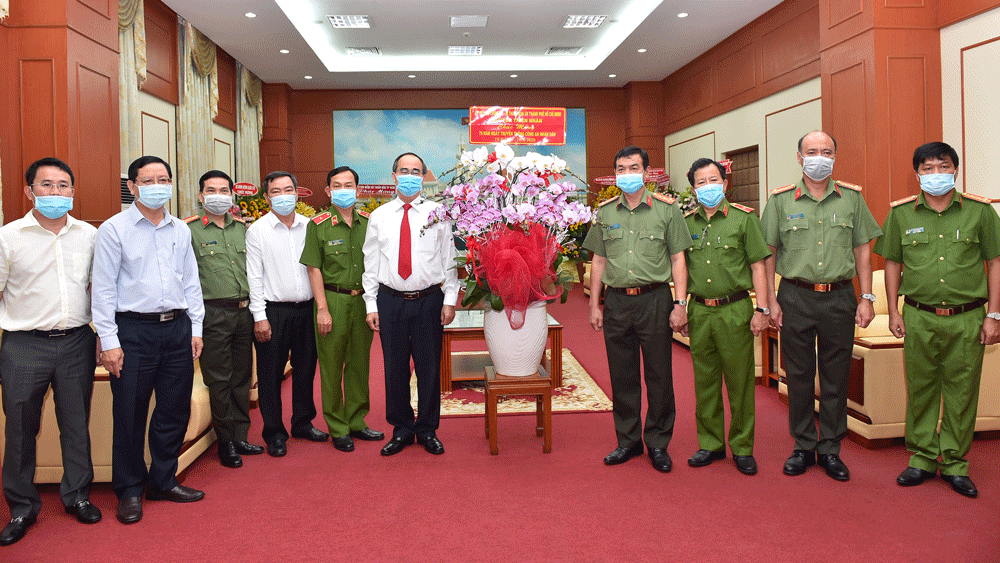 Bí thư Thành ủy TPHCM Nguyễn Thiện Nhân thăm, chúc mừng Công an TPHCM