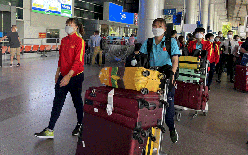 Các cầu thủ tại sân bay Tân Sơn Nhất