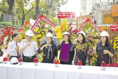 Cất nóc cao ốc văn phòng Lim Tower