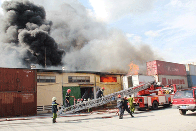 TPHCM: Cháy lớn thiêu rụi hơn 3.500 mét vuông kho hàng