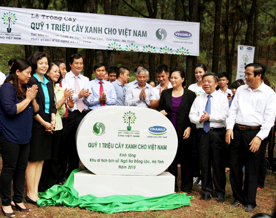 Vinamilk và Quỹ 1 triệu cây xanh trồng cây tri ân các Anh hùng liệt sĩ tại Ngã ba Đồng Lộc