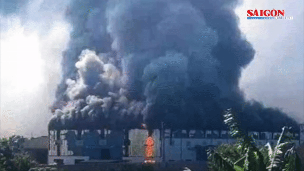 Nghệ An: Cháy trong khu công nghiệp, khói bốc đen kịt