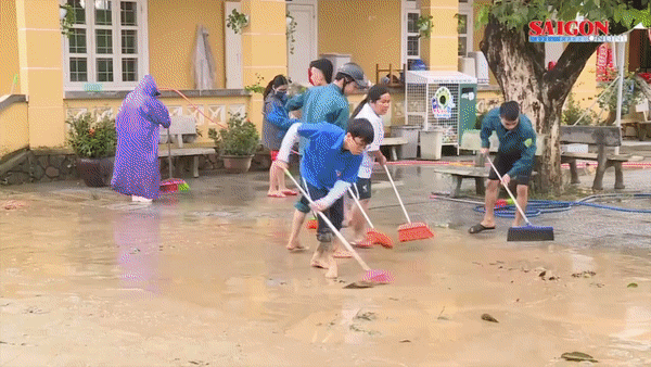 Bộ đội dọn dẹp vệ sinh tại trường mầm non Thuỷ Thanh 2