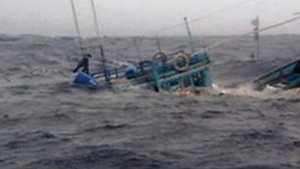 Thời tiết quá xấu, chưa tìm thấy 5 ngư dân Phú Yên mất tích