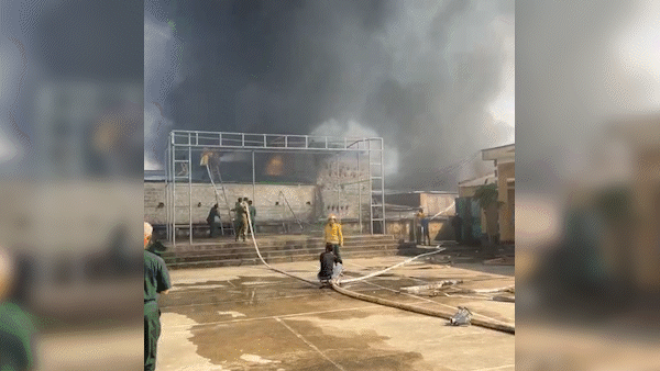 Cháy dữ dội chợ trung tâm Yên Thủy chiều mùng 4 Tết, thiệt hại nặng nề