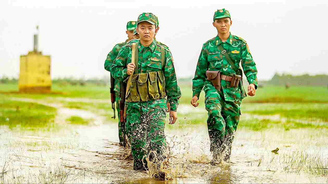 Chuyến tuần tra của các chiến sĩ Bộ đội Biên phòng tỉnh Long An. Ảnh: NGỌC PHÚC
