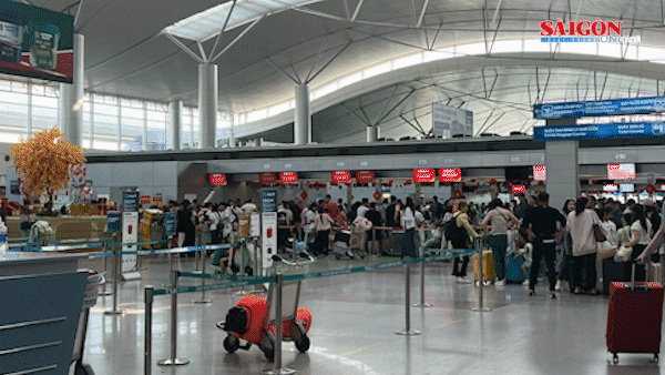 Mùng 8 Tết, hành khách trở lại TPHCM qua sân bay Tân Sơn Nhất đạt kỷ lục hơn 154.000 hành khách. Ảnh: QUỐC HÙNG