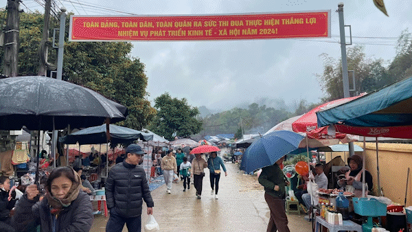 Nhiều lễ hội ở miền Bắc thưa vắng khách vì mưa rét
