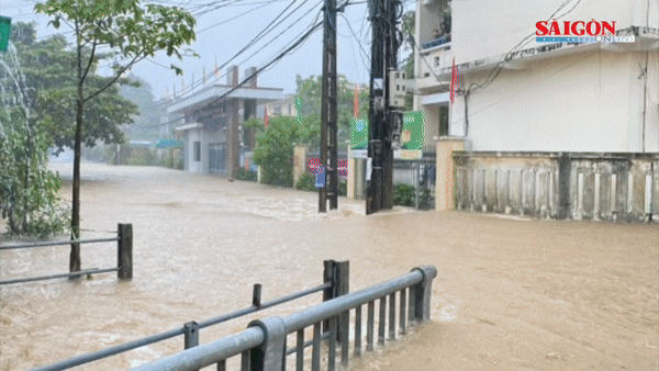 Tin nóng: Mưa lớn gây sạt lở trên đèo Hải Vân; Thừa Thiên Huế di dời khẩn cấp hàng trăm người dân ra khỏi vùng thấp trũng