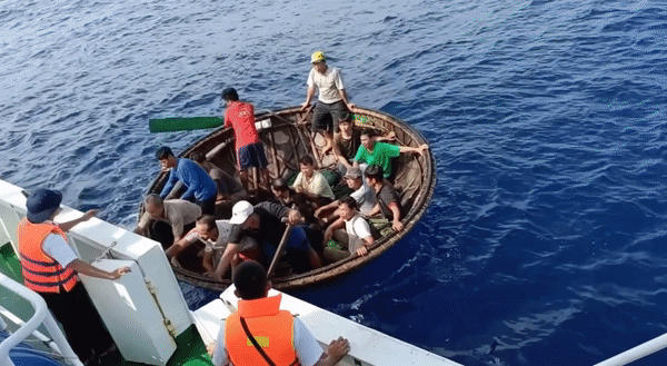 Tin nóng: Tàu kiểm ngư đón hơn 80 ngư dân và 2 thi thể đưa vào bờ; Phát hiện thi thể nghi phạm sát hại nữ nhân viên bán quần áo ở Bắc Ninh
