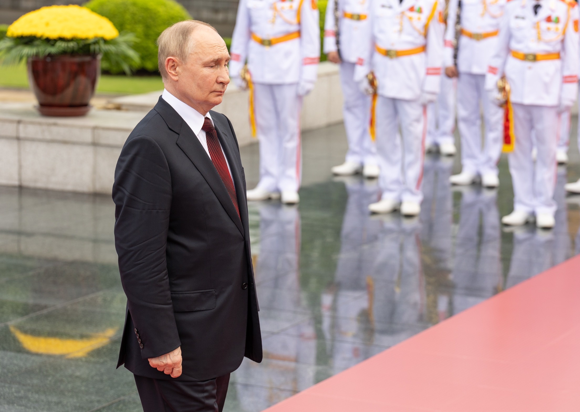 Tổng thống Liên bang Nga Vladimir Putin đặt vòng hoa tưởng niệm các Anh hùng liệt sĩ và vào Lăng viếng Chủ tịch Hồ Chí Minh