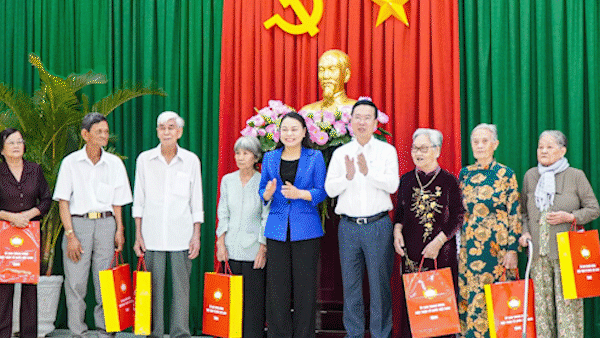 Chủ tịch nước thăm, tặng quà tết gia đình chính sách, người lao động tỉnh Vĩnh Long