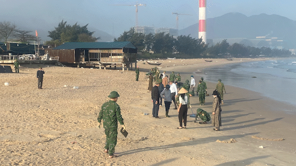 Xuất hiện dầu thô vón cục dạt vào bờ biển ở Hà Tĩnh 