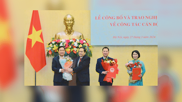 Phó Chủ tịch Thường trực Quốc hội Trần Thanh Mẫn tặng hoa chúc mừng 3 đồng chí vừa được phê chuẩn, bổ nhiệm 