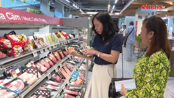 Gần 22 giờ đêm 28-4, khách còn mua hàng tại AEON Mall quận Tân Phú