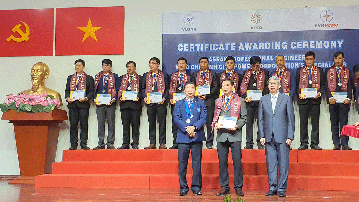 Chủ tịch Hội đồng đăng bạ kỹ sư ASEAN và Chủ tịch Liên hiệp Các hội khoa học và kỹ thuật Việt Nam trao Chứng chỉ Kỹ sư chuyên nghiệp ASEAN cho các kỹ sư của EVNHCMC