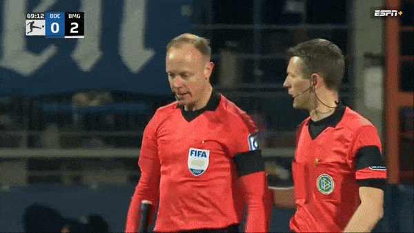 Bochum vs M'gladbach 0-2: Trận đấu bị hoãn do trọng tài biên Linesman Christian Gittelman bị ném vật lạ vào đầu