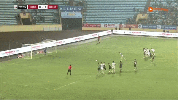 Nam Định vs TPHCM 1-0: Jonathan David để bóng chạm tay, Hendrio chớp thời cơ ghi bàn duy nhất trên chấm penalty
