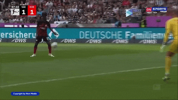 Eintracht Frankfurt vs Cologne 1-1: Florian Kainz mở bàn trên chấm penalty, Niels Nkounkou sút xa gỡ hòa đẹp mắt