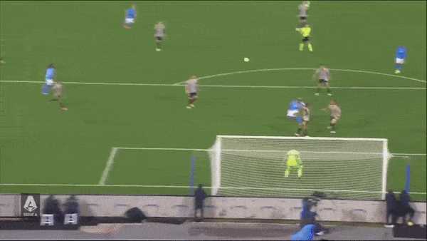 Napoli vs Juventus 2-1: Kvaratskhelia volley đẹp mắt mở bàn, Chiesa gỡ hòa, Osimhen thắng Szczesny trên chấm penalty, Raspadori đá bồi chốt hạ